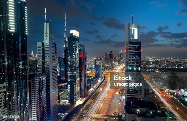 Dubai En El Centro De Noche Exposición Prolongada Foto de stock y más banco de imágenes de Hotel Burj Al Arab - Hotel Burj Al Arab, Noche, Aire libre