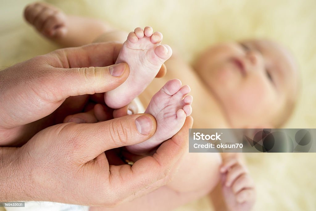 Vater oder Arzt massieren kleines baby Füße - Lizenzfrei Alleinerzieher Stock-Foto