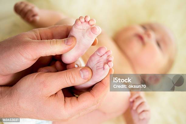 Vater Oder Arzt Massieren Kleines Baby Füße Stockfoto und mehr Bilder von Alleinerzieher - Alleinerzieher, Baby, Daumen