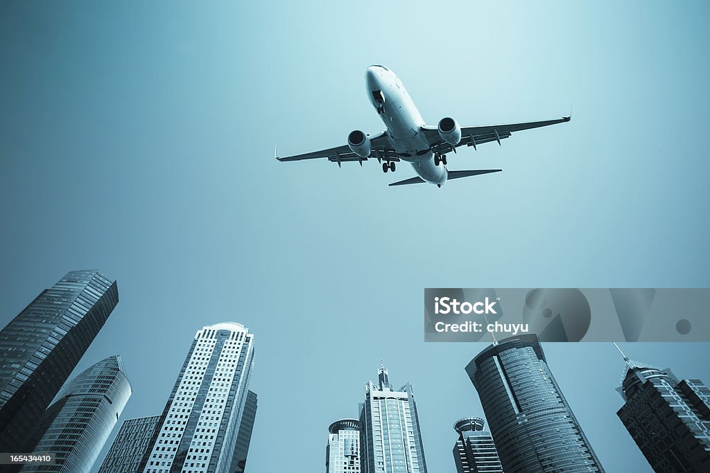 Avião horizonte com prédios modernos - Foto de stock de Alto - Descrição Geral royalty-free