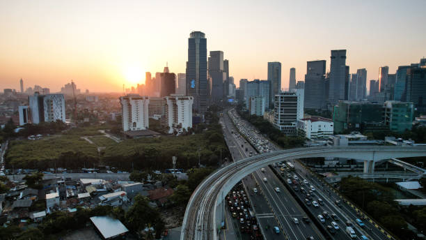 luftaufnahme von bürogebäuden im zentralen geschäftsviertel von jakarta und lärmwolke bei sonnenuntergang. - office park audio stock-fotos und bilder