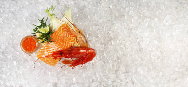 стейк из филе сырого лосося с тигровыми креветками, карабинеро гамба и креветками на льду на белом фоне - freshness seafood crushed ice salmon стоковые фото и изображения