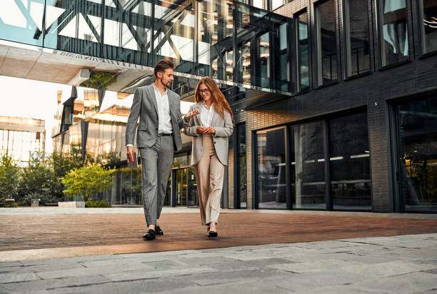 istock Business couple outdoors 1654489004