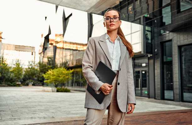 istock Business couple outdoors 1654495232