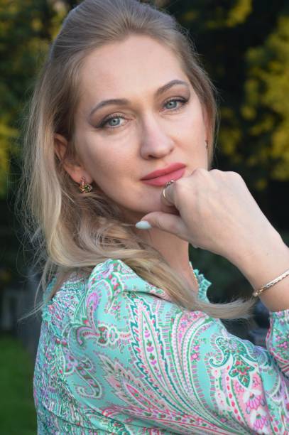 istock girl fashion model 1654511191