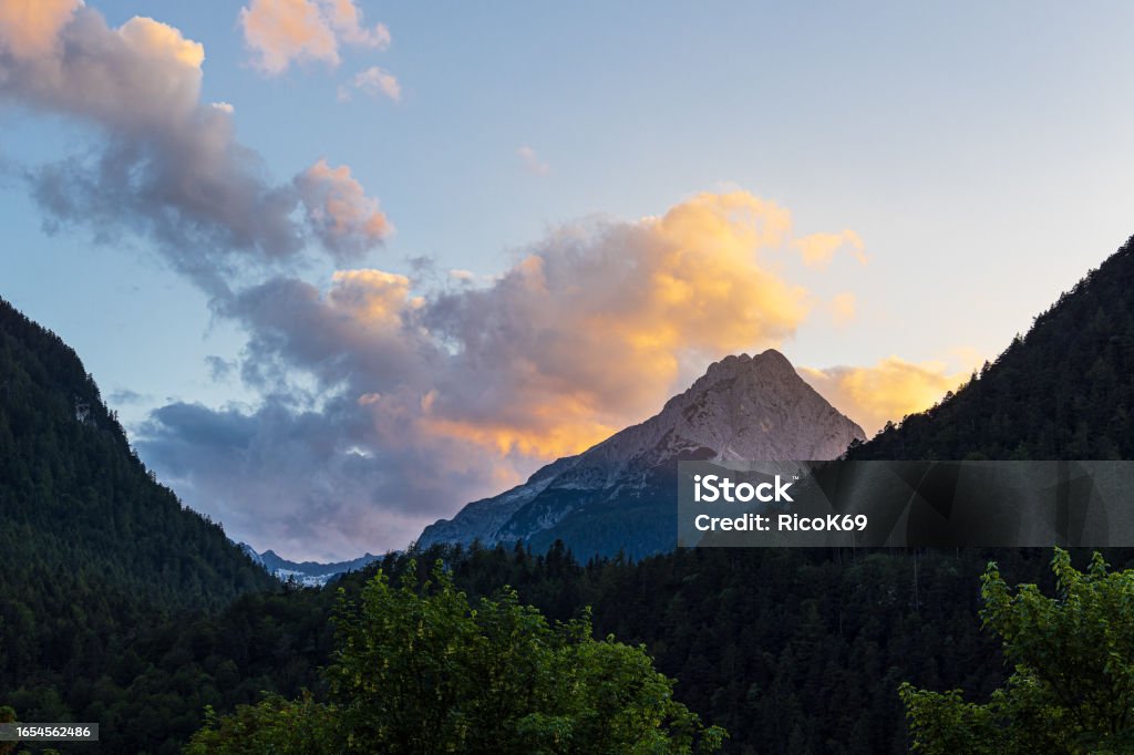 ドイツミッテンヴァルト近郊のヴェッターシュタイン山地の眺め オレンジ色のストックフォトや画像を多数ご用意 オレンジ色, カラー画像