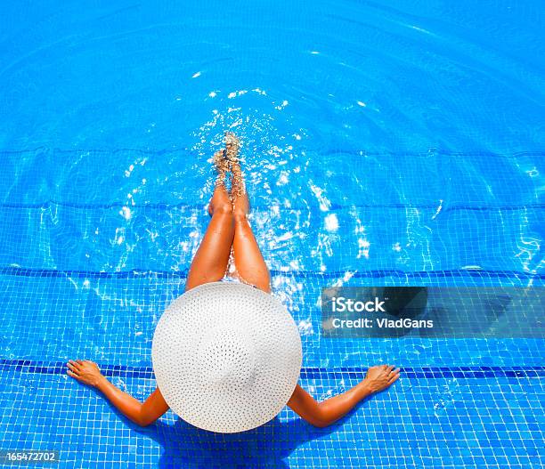 Photo libre de droit de Femme Se Détendre Dans La Piscine Du Centre De Villégiature banque d'images et plus d'images libres de droit de Piscine