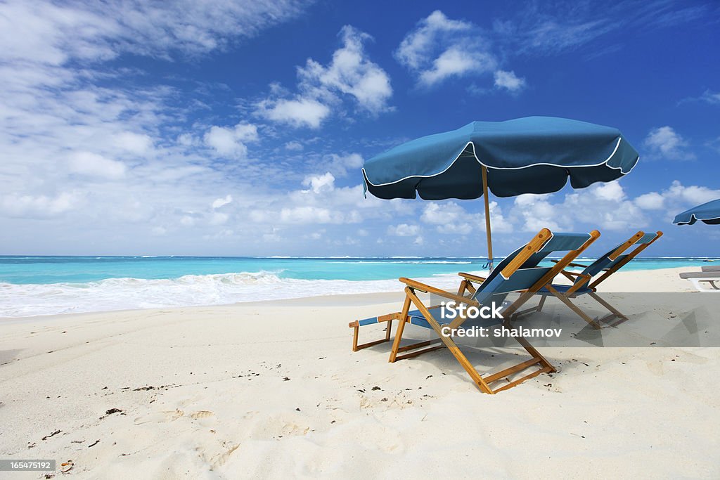 Chaises et parasol sur la plage tropicale - Photo de Anguilla libre de droits