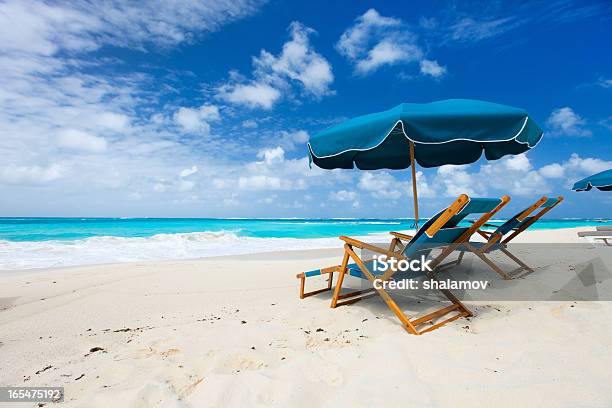 Photo libre de droit de Chaises Et Parasol Sur La Plage Tropicale banque d'images et plus d'images libres de droit de Anguilla - Anguilla, Plage, Baie - Eau