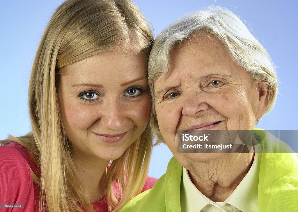 Abuela con granddaughter, mayor y mujeres jóvenes. - Foto de stock de Abuela libre de derechos