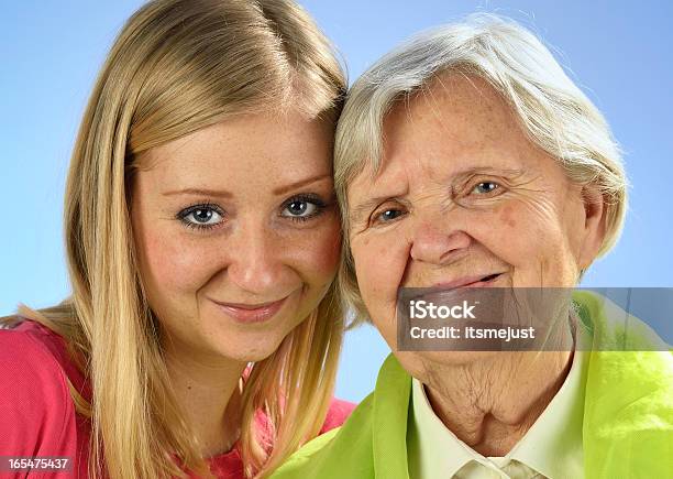 Abuela Con Granddaughter Mayor Y Mujeres Jóvenes Foto de stock y más banco de imágenes de Abuela - Abuela, Adulto, Amor - Sentimiento