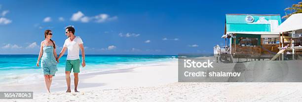 Coppia Su Una Spiaggia Tropicale - Fotografie stock e altre immagini di Relazione di coppia - Relazione di coppia, Spiaggia, Caraibi