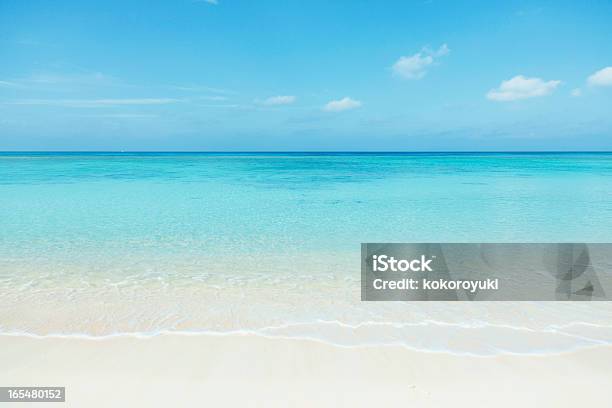 Clean White Beach Foto de stock y más banco de imágenes de Mar - Mar, Playa, Prefectura de Okinawa