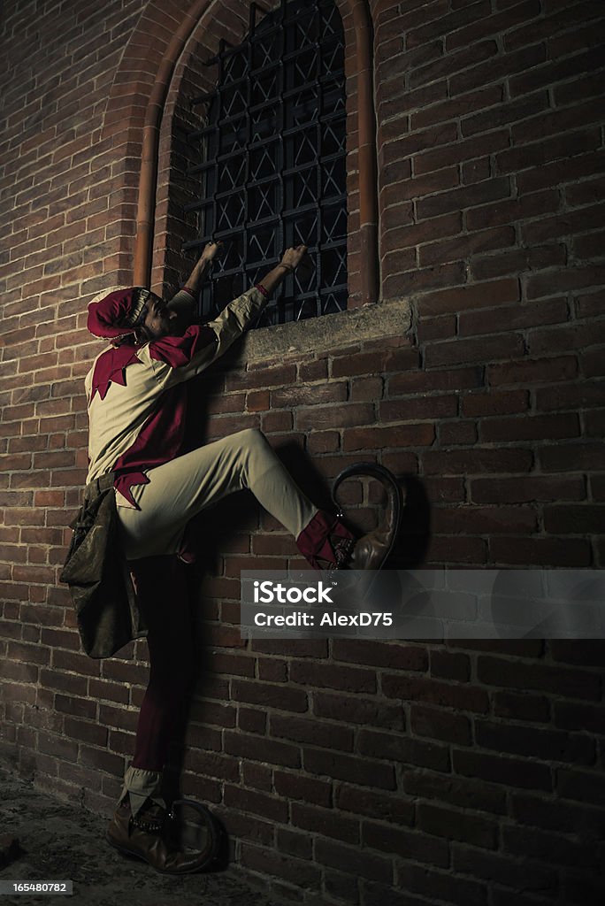 Artiste de rue bouffon mur d'escalade - Photo de Bouffon libre de droits