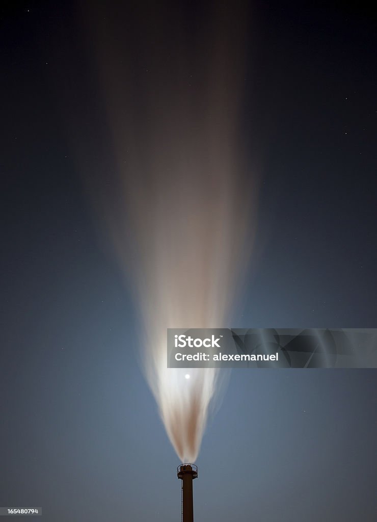 La vapeur de la centrale électrique dans la nuit - Photo de Fumée - Pollution de l'air libre de droits