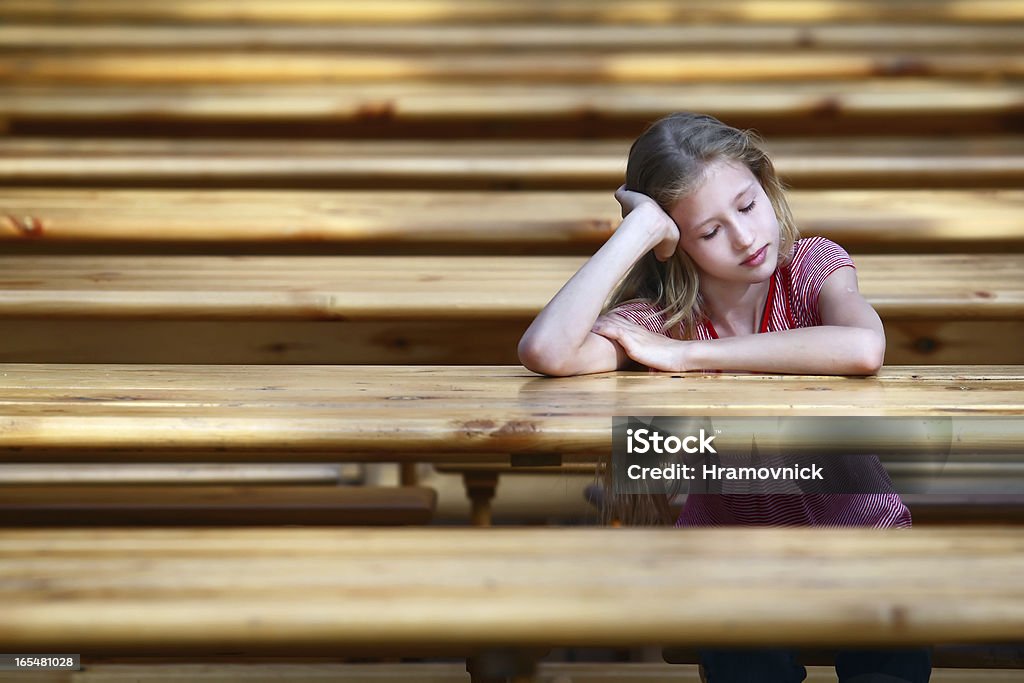 a garota se senta em uma mesa - Foto de stock de Adolescente royalty-free