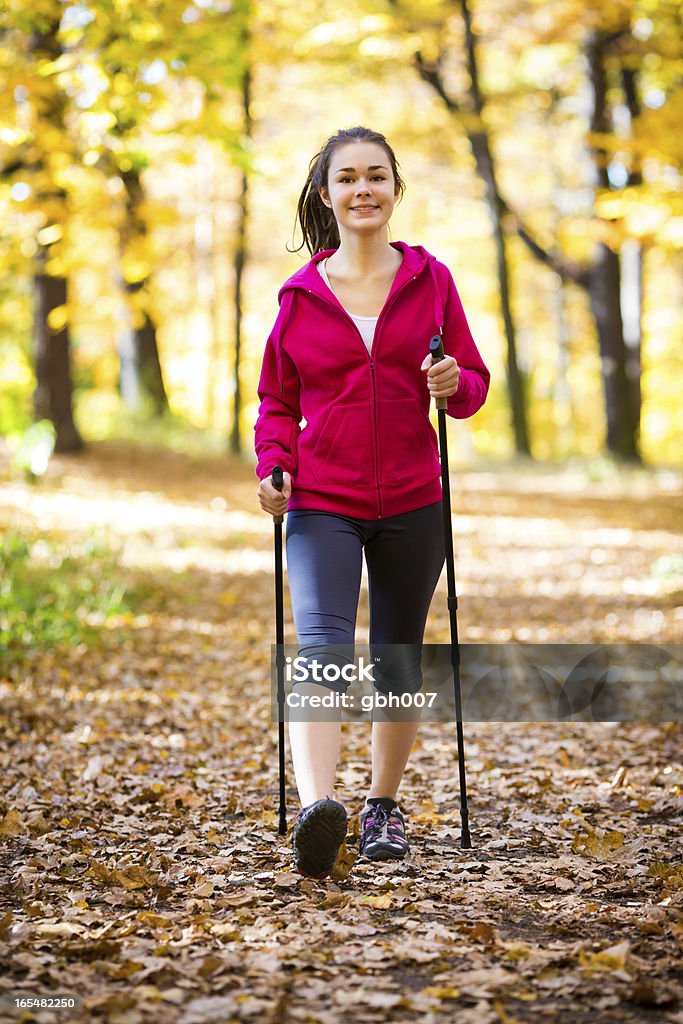 전원 걷기-여자아이 운동 야외 - 로열티 프리 노르딕 워킹 스톡 사진