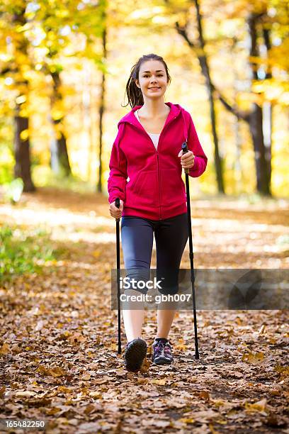 전원 걷기여자아이 운동 야외 노르딕 워킹에 대한 스톡 사진 및 기타 이미지 - 노르딕 워킹, 가을, 피트니스 트레일