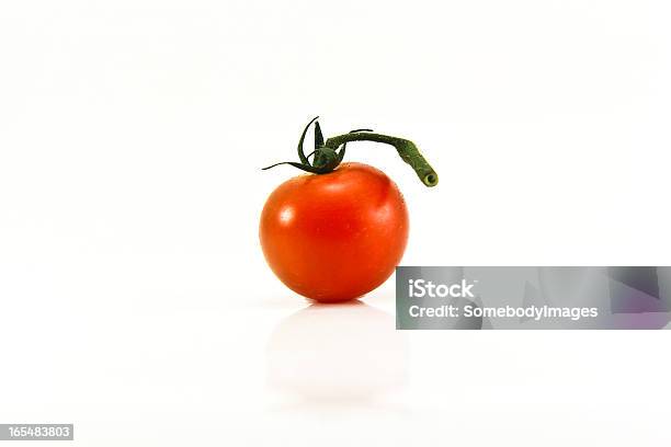 Primer Plano De Tomates Cherry En La Vid Foto de stock y más banco de imágenes de Agricultura - Agricultura, Cereza, Comida sana