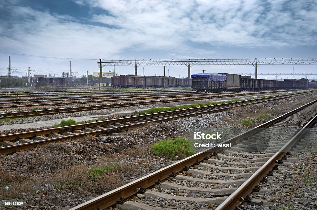 Treno merci con container piattaforma - Foto stock royalty-free di Ambientazione esterna