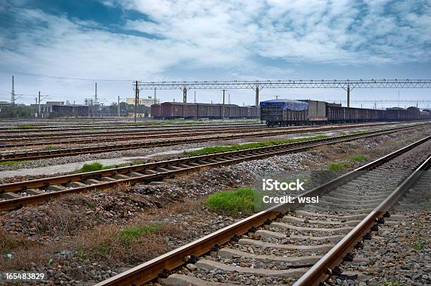 Treno Merci Con Container Piattaforma - Fotografie stock e altre immagini di Ambientazione esterna - Ambientazione esterna, Astratto, Cielo