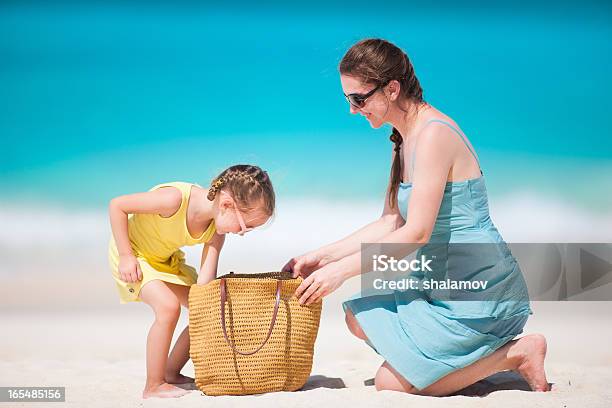 Foto de Mãe E Filha Na Praia e mais fotos de stock de Adulto - Adulto, Alegria, Anguilla