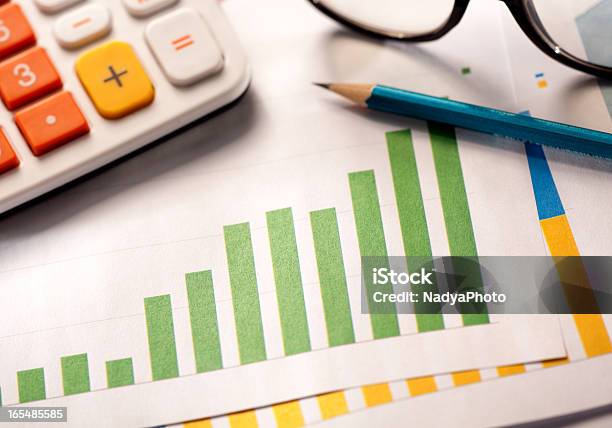 Análisis Del Mercado Foto de stock y más banco de imágenes de Calculadora - Calculadora, Dinero, Ahorros