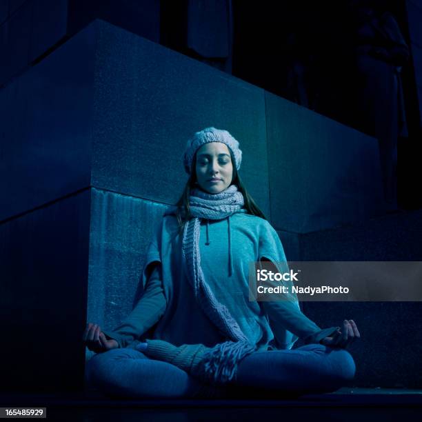 Meditation Stockfoto und mehr Bilder von Meditieren - Meditieren, Winter, Augen geschlossen