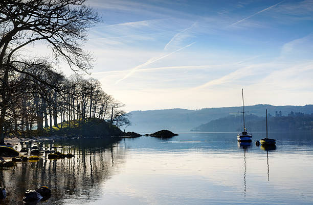 mattina di sole sul lago windermere - uk mountain color image cumbria foto e immagini stock