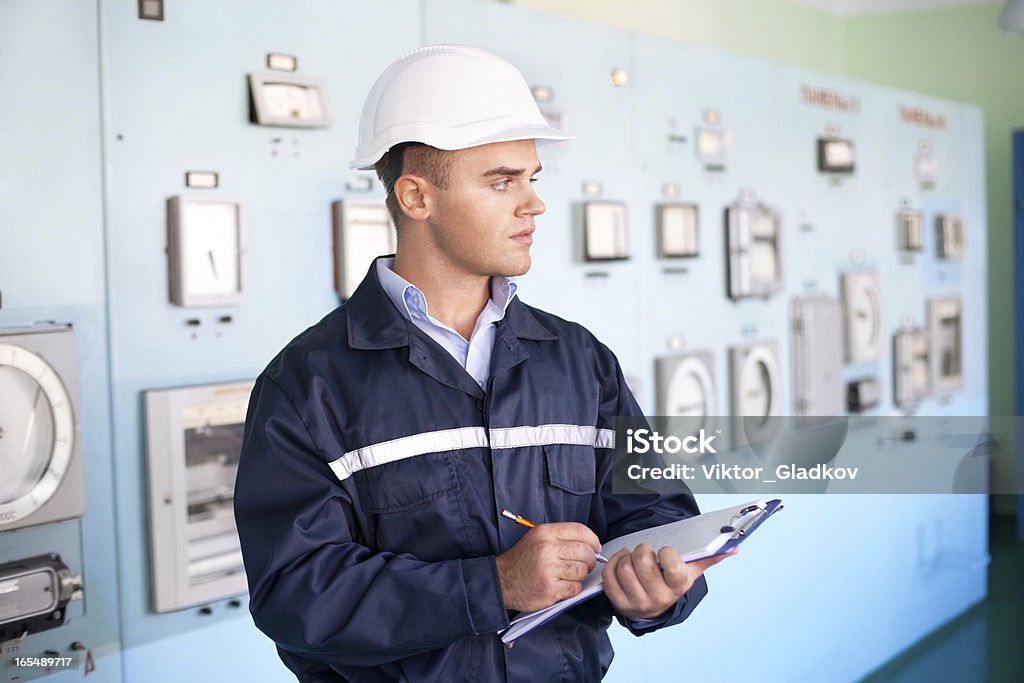 Jeune ingénieur prendre des notes dans la salle de contrôle - Photo de Adulte libre de droits