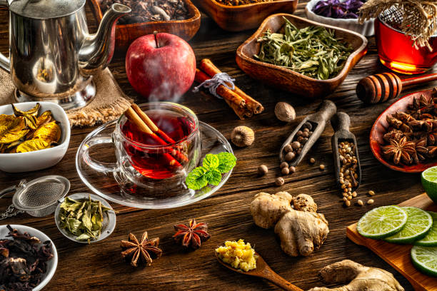 vista de alto ângulo de perto da infusão de canela de chá quente em uma xícara em uma mesa rústica - stevia tea herbal tea herb - fotografias e filmes do acervo