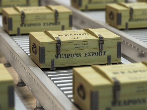 Caja de madera militar con arma en cinta transportadora. Producción y exportación de armas. photo