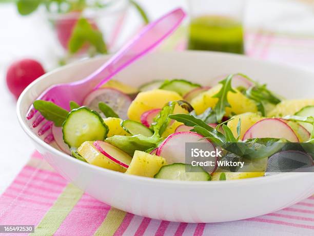 Insalata - Fotografie stock e altre immagini di Ravanello - Ravanello, Rosa - Colore, Rucola