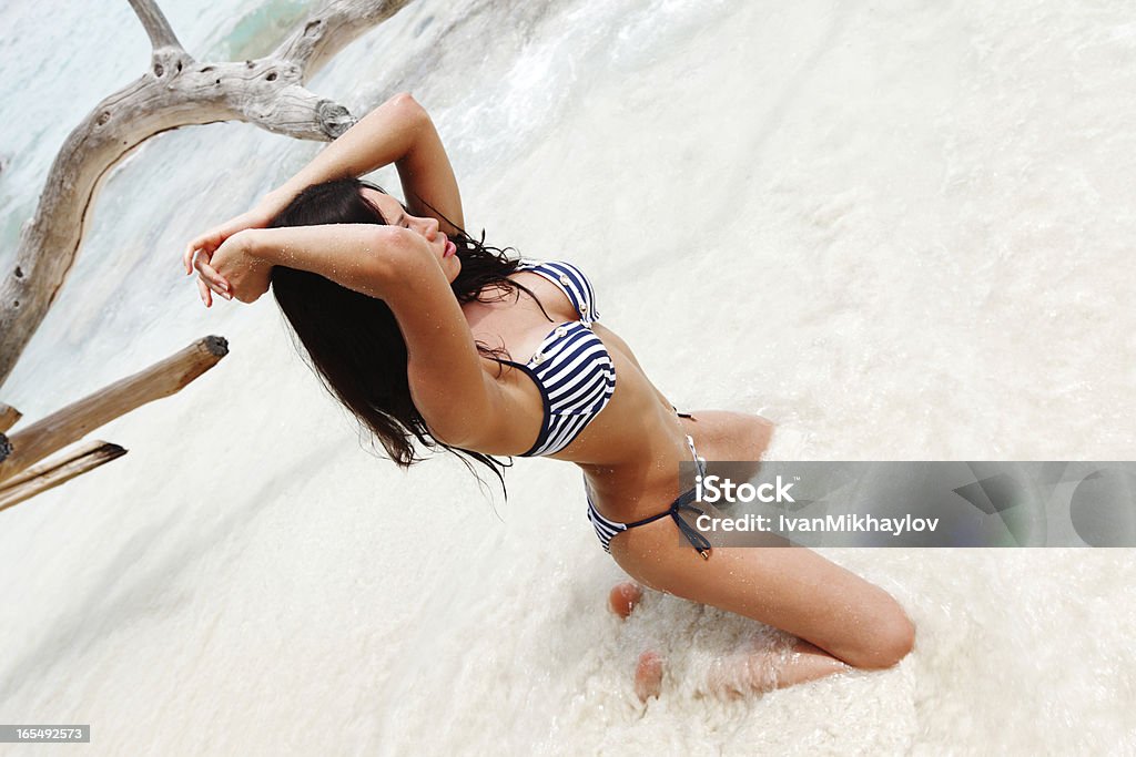 セクシーなビーチにいる女性 - 1人のロイヤリティフリーストックフォト