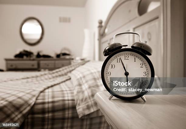 Serie Sveglia Camera Da Letto - Fotografie stock e altre immagini di Orologio sveglia - Orologio sveglia, Testata del letto, 6 in punto