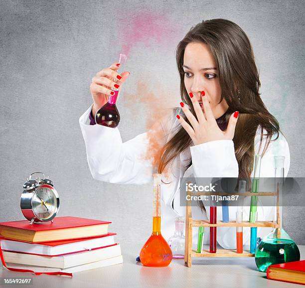 Foto de Garota Experimentar Com Produtos Químicos Líquidos e mais fotos de stock de Aluno do Ensino Médio - Aluno do Ensino Médio, Laboratório, Adolescente