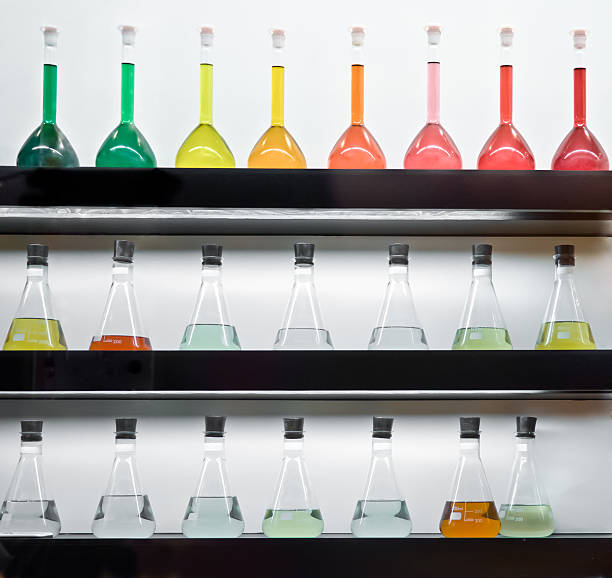 liquide coloré dans flasks allongez-vous sur une étagère - 9780 photos et images de collection