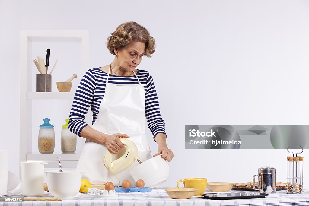 Starsza kobieta gotowania - Zbiór zdjęć royalty-free (60-69 lat)