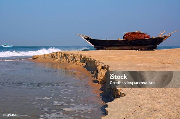 Pescebarca Sulla Riva - Fotografie stock e altre immagini di Acqua - Acqua, Acqua fluente, Acqua pluviale