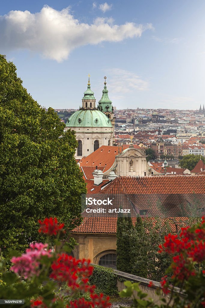 Vista di Praga in estate - Foto stock royalty-free di Albero