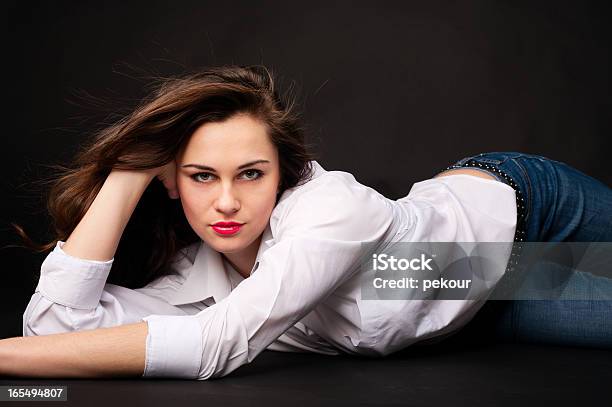 Retrato De Hermosa Mujer Joven En Pantalones Y Camisa Lying Foto de stock y más banco de imágenes de Acostado