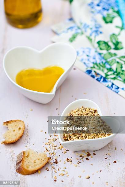 Dukkah Mit Brot Und Olivenöl In Herzform Schüsseln Stockfoto und mehr Bilder von Bauholz-Brett - Bauholz-Brett, Brotlaib, Brotsorte