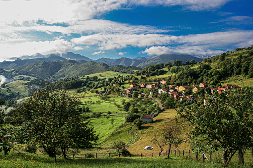 Asturias, Bobia de Arriba, although its traditional name is Bobia Riba, belongs to Bobia en Onís, and has an altitude of 430 meters, where its 14 houses can enjoy the tranquility of green pastures, morning mists that surround you, and the sound of the rooster upon waking up.