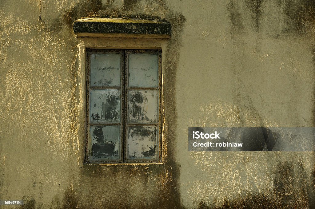 Antigua ventana en la pared sucio - Foto de stock de Con textura libre de derechos