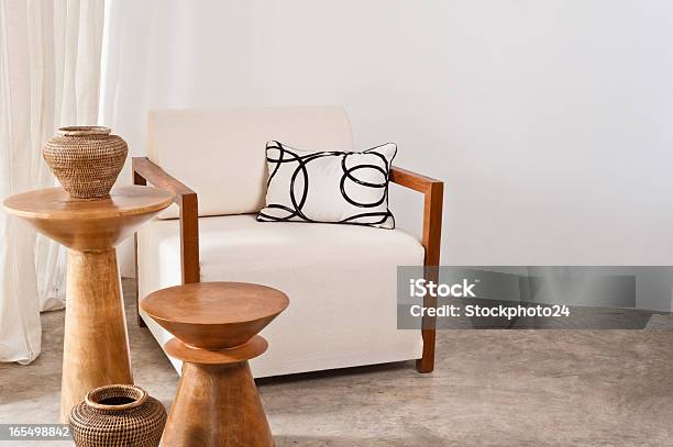 Weißer Sessel Im Wohnzimmer Stockfoto und mehr Bilder von Architektur - Architektur, Beige, Beistelltisch