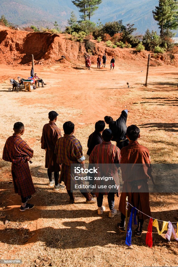 クルを演奏する伝統的な衣装を着たブータンの男性屋外にダーツを投げることを含む伝統的なブータンのスポーツ アジア大陸のストックフォトや画像を