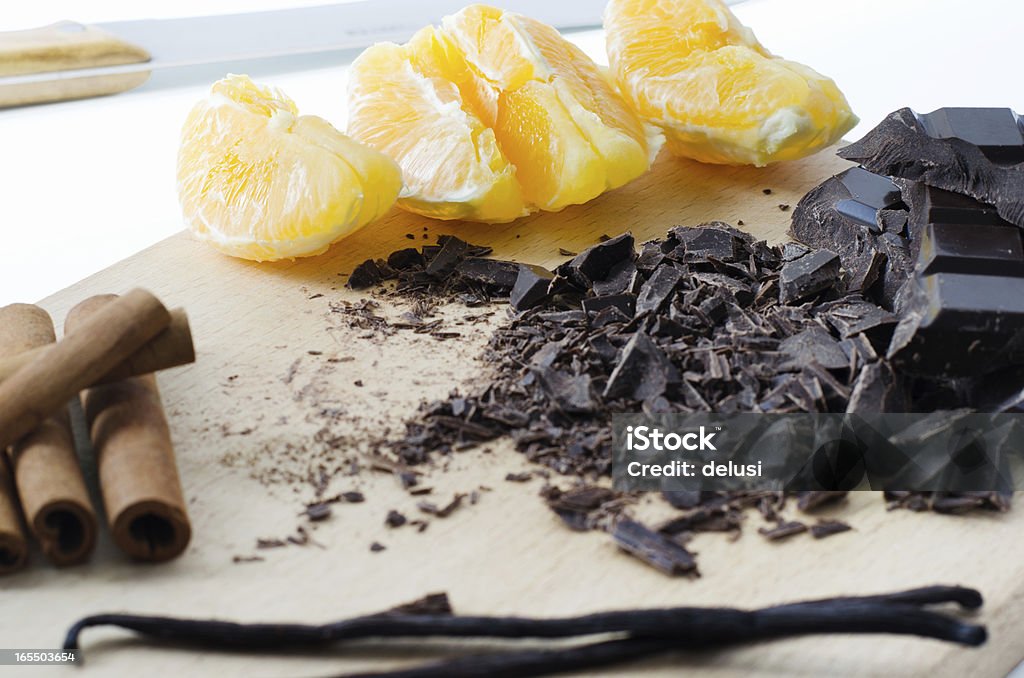 Orangen-Schokoladen-Vanille-Zimt-bereit für das dessert - Lizenzfrei Bauholz-Brett Stock-Foto