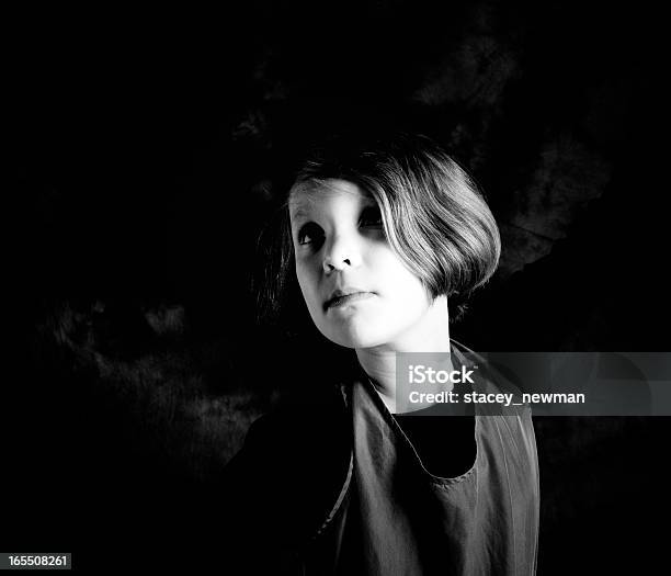 Kleines Mädchen Und Gespenstische Porträt Sw Stockfoto und mehr Bilder von Abgeschiedenheit - Abgeschiedenheit, Braunes Haar, Dunkel