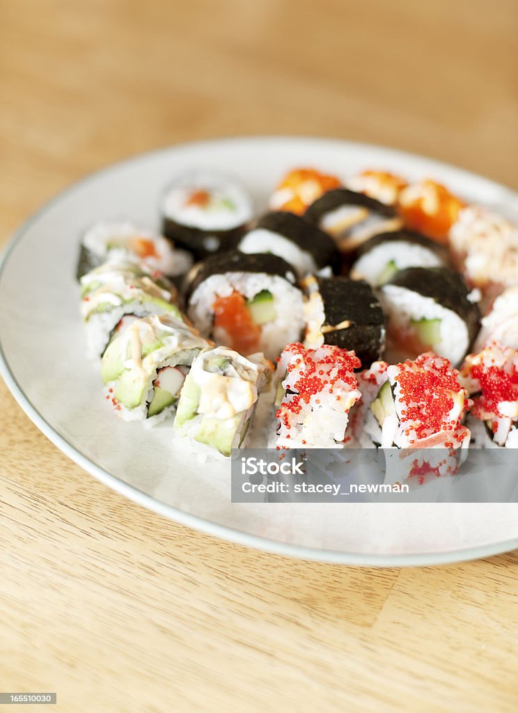 Sushi na drewniany stół - Zbiór zdjęć royalty-free (Bez ludzi)