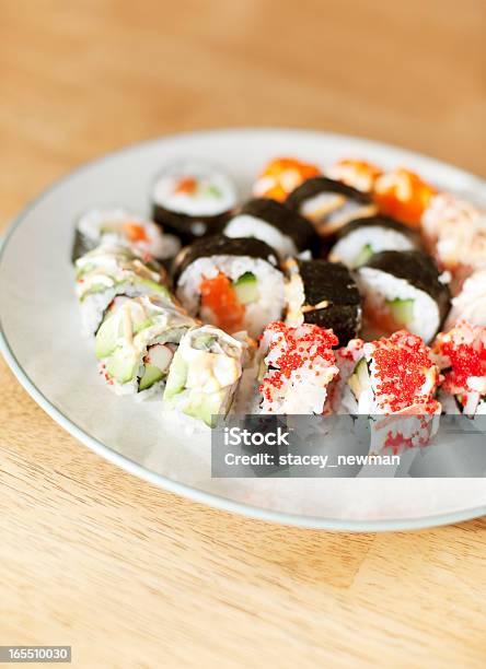 Sushi Na Drewniany Stół - zdjęcia stockowe i więcej obrazów Bez ludzi - Bez ludzi, Californian roll, Fotografika